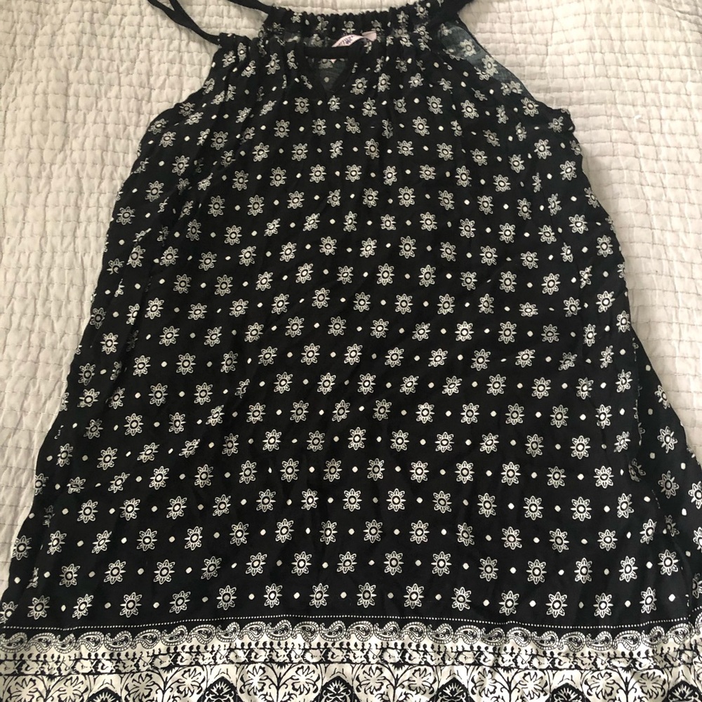 Women’s small soft cotton summer top in black and white! Sufer line brand